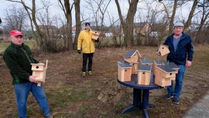 Bild: le
Peter Späth (rechts) übergab die Nistkästen an den OWV. Noch am Liefertag brachten Landschatz- und Naturschutzwart Sigi Schell (links) und Vorsitzender Markus Staschewski die Kästen an.