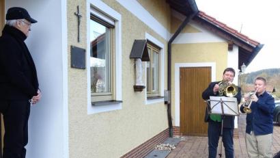 Bild: Houschka
Glückwunsch vor der Haustür und mit Corona-bedingtem Abstand: Auf ihren Blechinstrumenten spielten Bürgermeister Christian Ziegler und sein Sohn Luis dem Ruhestandsgeistlichen Hans Schächtl (links) ein Ständchen zum 80. Geburtstag.