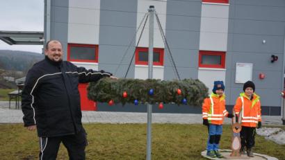 Bild: jr
Die Feuerwehr Groschlattengrün um Vorsitzenden Markus Spörrer will den Adventskranz vor dem Gerätehaus in einen Osterkranz verwandeln und ruft Kinder zur Unterstützung auf. Paul und Valentin (von rechts) haben am Samstag bereits erste Ostereier angebracht und einen Osterhasen aufgestellt.