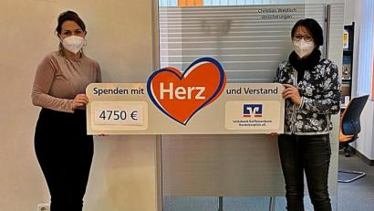 Bild: R. Kreuzer
Susanne Schön (links) von der Rothenstädter Volksbank-Raiffeisenbank übergibt symbolisch an Gabriela Bösl-Mrazek vom Kindergarten St. Wolfgang einen Scheck.