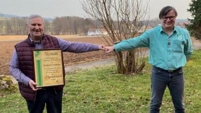 Bild: ct
Mit dem erforderlichen Abstand, aber sichtlich erfreut nimmt Reinhard Trummer (links) an seinem 75. Geburtstag die Urkunde zur Ehrenmitgliedschaft aus den Händen des FCS-Vorsitzenden Stefan Weiß entgegen.