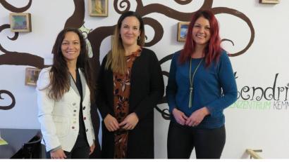 Archivbild: jzk
Dieses Archivbild zeigt Jessika Wöhrl-Neuber (rechts) vom Familienzentrum Mittendrin sowie Elisabeth Bayer und Jennifer Reber (von links) vom Weiberwerk, die hinter dem Frauenaktionstag am 8. März stehen.