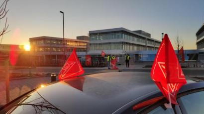 Bild: IG Metall
Kurz nach Sonnenaufgang waren die IG-Metall-Vertreter vor der Grammer-Konzernzentrale, um auf ihre Anliegen aufmerksam zu machen.