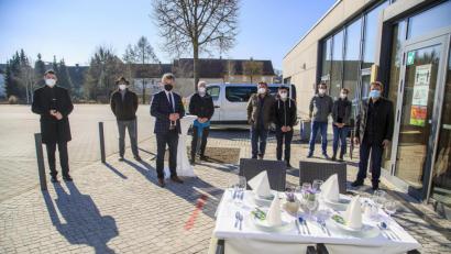 Bild: Clemens Hoesamer
Landrat Thomas Ebeling, Günter Koller (Kollerhof), Bürgermeister Martin Birner, Werner Dietrich (Tourismusbüro Neunburg), Hubert und Lukas Obendorfer (Landhotel Birkenhof), Markus und Bettina Wagner (Gasthof Sporrer) sowie Markus Greiner (Panorama Hotel am See Gütenland, von links) machten am Montag vor der Schwarzachtalhalle auf die Situation des Hotel- und Gastronomiegewerbes aufmerksam.