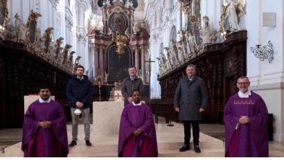 Bild: pz
Pfarrvikar Dr. Aloysius Ezeoba (vordere Reihe, Mitte, zusammen mit Pater John Gali und Stadtpfarrer Dr. Thomas Vogl) ist am Sonntag mit vielen guten Wünschen verabschiedet worden. In der hinteren Reihe (von links) Pfarrgemeinderatssprecher Andreas Grillmeier, Kirchenpfleger Martin Rosner und Markus Scharnagl, der gute Wünsche für die Stadt Waldsassen überbrachte.