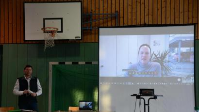 Bild: bey
Per Video-Konferenz erläutert Dominik Böhlein Bürgermeister Rainer Rewitzer sowie dem Energie- und Umweltausschuss die Möglichkeiten zur Umstellung der Straßenbeleuchtung in der Großgemeinde auf LED.