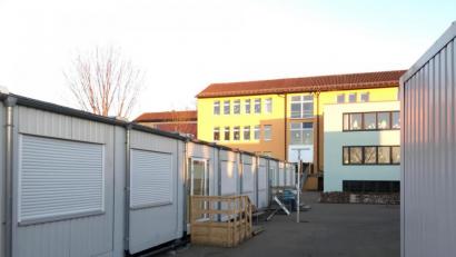 Bild: Gabi Schönberger
Schüler besuchen die Lobkowitz-Realschule Neustadt derzeit nicht. Trotzdem herrscht reger Andrang: Impfwillige Lehrer und Kita-Personal kommen derzeit vorbei.