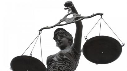 Symbolbild: David-Wolfgang Ebener
Eine Statue der Justitia mit einer Waage in ihrer Hand.