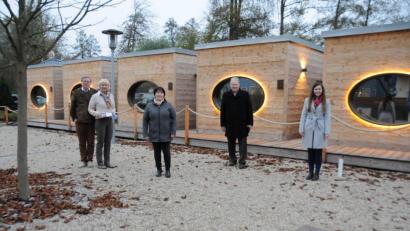 Bild: Christine Hollederer/exb
Die Inhaber Hauke Peters und Heike Schillbach freuen sich auf ihren künftigen Gast Doris Maderer aus dem Birgland. Sie hatte beim Gewinnspiel des Landkreises Amberg-Sulzbach gewonnen. Landrat Richard Reisinger und Regionalmanagerin Katharina Schenk (von links) überreichten ihr mit den Hoteliers den Urlaubsgutschein.