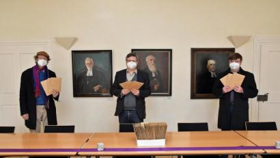 Bild: Andreas Royer
Theo Wißmüller (links), Dekan Karlhermann Schötz (Mitte) und Pfarrer Roland Kurz helfen Bedürftigen mit kostenlosen Masken in Kuverts.