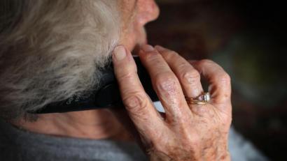 Symbolbild: Karl-Josef Hildenbrand/dpa
Oft suchen sich Telefonbetrüger gezielt ältere Herrschaften aus, um mit Tricksereien an ihr Geld heranzukommen.