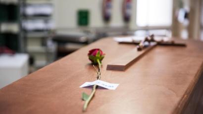 Symbolbild: Joaquin Corchero/dpa
Ein Antrag von CSU und Freien Wählern zur Änderung der Bestattungsverordnung im Landtag sieht eine Erlaubnis für die Friedhofsträger vor, die Sargpflicht zu lockern.