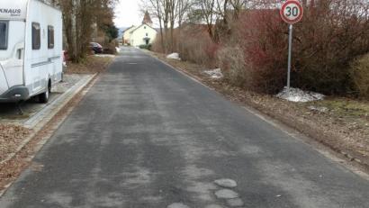 Bild: twg
Der strenge Winter hat Schäden hinterlassen, wie hier in der Kirchstraße in Pullenreuth.