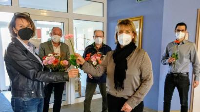 Bild: Birgit Singer-Grimm/exb
Ein florales Dankeschön überreicht (von links): Zweite Bürgermeisterin Birgit Singer-Grimm, Bürgermeister Roland Strehl, Dritter Bürgermeister Hubert Blödt, AWO-Einrichtungsleiterin Andrea Motzel und AWO-Trainee Manuel Schmidt.