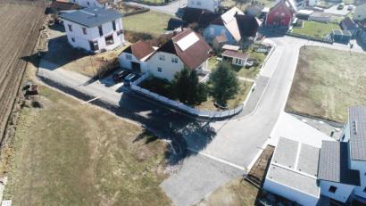 Bild: bey
Auf rund 155.000 Euro belaufen sich die umlagefähigen Erschließungskosten für den Ausbau der Regensburger Straße (rechts) und der Oberhausener Straße (links).