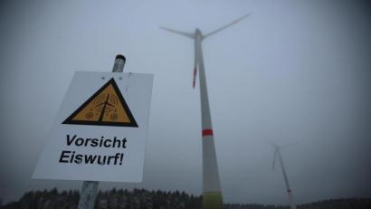 Bild: Oliver Berg/dpa
Ein Schild warnt vor Eiswurf von einem Windrad.