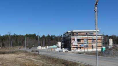 Bild: rn
Auf den Parkstreifen im Umfeld des Neubaus der Ritter Group sollen mehrere E-Ladestationen entstehen.