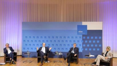 Bild: VBW
Über die „Besteuerung von Familienunternehmen und ihrer Erben“ diskutierten (von links) VBW-Hauptgeschäftsführer Bertram Brossardt, Bayerns Finanzminister Albert Füracker sowie die Unternehmensvertreter Thomas Dierichs (Diehl-Gruppe) und Angelique Renkhoff-Mücke (Warema).