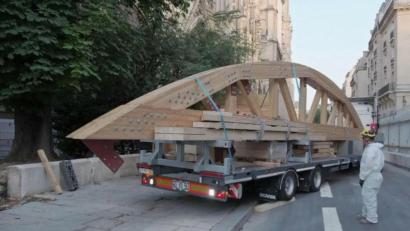 Bild: Auwärter/exb
Auch bei den Wiederaufbauarbeiten an der Kathedrale Notre-Dame in Paris kommt ein Auwärter-Produkt wegen seiner Wendigkeit zum Einsatz.