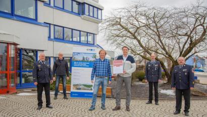 Bild: hwk
Unser Bild zeigt (von links): Kreisbrandinspektor Otto Braunreuther, Betriebsleiter Michael Häckl, die Geschäftsführenden Gesellschafter Alexander Remes und Ralf Zander, Kreisbrandmeister Alois Schindler und Kreisbrandrat Andreas Wührl.
