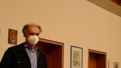 Bild: bey
Während Lothar Rogg, Firma Diehl, über die Erleichterungen bei der Ablesung der Zählerstände bei der elektronischen Wasseruhr spricht, wird ein Muster im Gemeinderat unter die Lupe genommen.