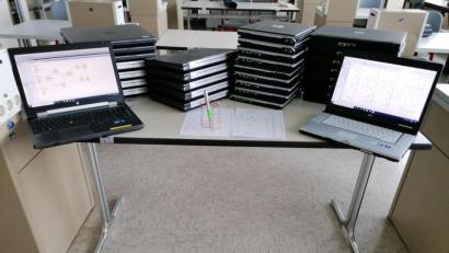 Bild: jr
32 Laptops wurden jetzt an der Fachoberschule Marktredwitz verteilt, damit die Schüler von zu Hause aus lernen können.
