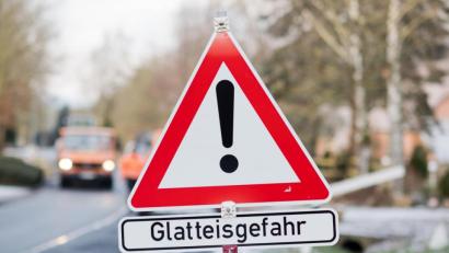 Bild: Julian Stratenschulte/dpa
Auch wenn es das frühlingshafte Wetter zuletzt vergessen ließ: Noch kann es ordentlich glatt werden. Die Polizeiinspektion Oberviechtach meldet einen Glatteis-Unfall, der sich am Wochenende ereignet hat.
