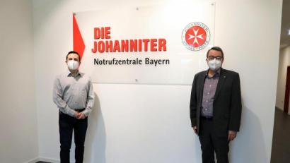 Bild: Julia Eisenhut/exb
René Niedermayer (links) ist neuer Leiter der Johanniter-Notrufzentrale mit Sitz in Regensburg. Martin Steinkirchner hieß ihn willkommen.