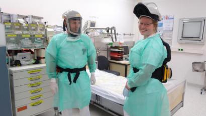 Bild: hka
Schutzkleidung und Helme mit Gebläse-Atemschutz müssen Matthias Bohmann und Marina Ehras tragen beim Umgang mit infektiösen Patienten.