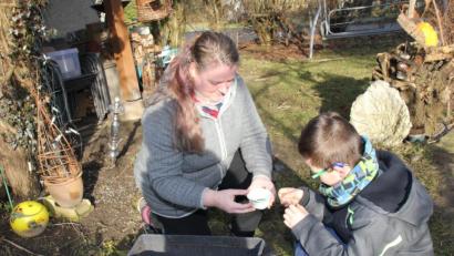Bild: ads
Daniela Dotzler sät zusammen mit Enkel Jonas Ringelblumen, um eine Blumenuhr anzulegen. Dieses Projekt will sie heuer mit ihrer Kindergruppe vom örtlichen Obst- und Gartenbauverein verwirklichen. Der Kasten mit den Ringelblumen kommt für die nächsten Wochen auf die warme Fensterbank im Haus.