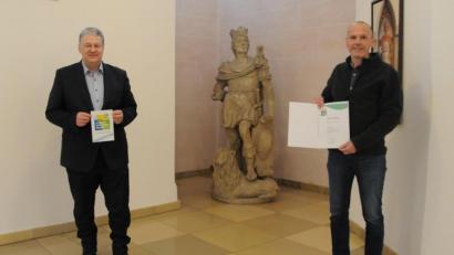 Bild: Christine Hollederer/exb
Im Rahmen der Bauausschusssitzung überreichte Landrat Richard Reisinger an Kreisrat Christian Steger, dem Firmeninhaber von Holzbau Steger, die Urkunde für den Umwelt- und Klimapakt Bayern.