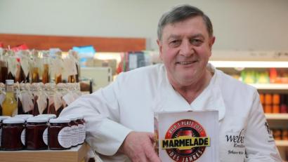 Bild: Wolfgang Steinbacher
Hans Weber mit seiner Plexiglas-Trophäe neben den Gläsern mit seiner prämierten Erdbeermarmelade: Die gehört zu den drei besten in Deutschland, bescheinigt ihm die Bild-Zeitung.