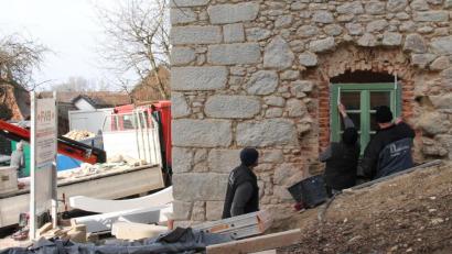 Bild: dl
Die Arbeiten am Bürgerhaus in Thanstein laufen am Hochtouren. Für das Projekt zur Dorferneuerung sind heuer Investitionen von 670 000 Euro vorgesehen. Derzeit setzt die Baufirma Herrmann die Granitfenster und -türbögen.