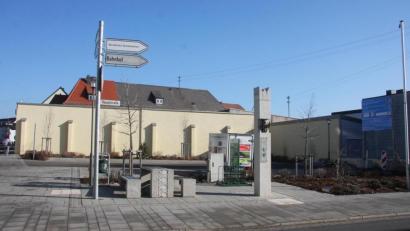 Bild: wro
Die Umgestaltung der Fläche an der Kreuzung Haupt-/Eger-/Marktstraße empfindet nicht nur Bürgermeister Toni Dutz als gelungen. Nun thematisierte er noch einmal die Kosten.