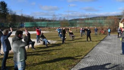 Bild: gf
Corona-konform mit Maske, Abstand und im Freien lief am Samstag die zügig verlaufende Mitgliederversammlung des TuS Schnaittenbach unter Leitung des TuS-Vorsitzenden Gerald Dagner (rechts) ab.