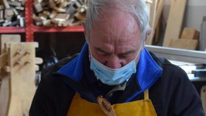Archivbild: szl
Herbert Konrad, Vorsitzender des Arbeitskreis historisches Handwerk, demonstriert, wie mit historischen Werkzeugen auf traditionelle Weise eine Fassdaube bearbeitet wird.