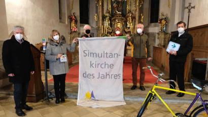 Bild: le
Der kleine Festakt zur Verleihung des Titels "Simultankirche des Jahres" mit (von links) Bürgermeister Robert Lindner, Vertrauensfrau Silke Scherm, Pfarrer Wilfried Römischer, Susanne Götte, Pfarrer in Ruhe Hans-Peter-Pauckstadt-Künkler und Pfarrer Max Früchtl.