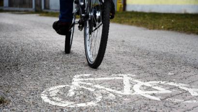 Bild: Gabi Schönberger
Über zu viel Splitt auf den Radwegen - wie hier in der Mooslohstraße - ärgert sich ein Weidener Fahrradfahrer.