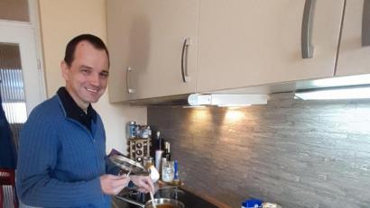 Bild: rca
Pfarrer Hartmut Klausfelder beim Kochen: Die Basensuppe ist ein wichtiger Bestandteil der Darmreinigungskur, die er alljährlich in der Fastenzeit macht. Sich jedes Jahr der Darmreinigungskur zu unterziehen, sei in seinem Fall übrigens „nicht religiös“ begründet.