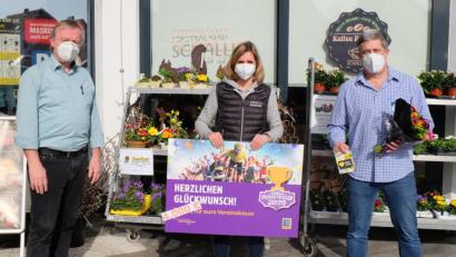 Bild: Stefanie Gradl
FV-Vorsitzender Robert Liermann nimmt im Namen des Vereins den Gewinn von Laden-Inhaberin Kathrin Kredler-Liermann und Edeka-Bezirksleiter Brand (von rechts) entgegen.