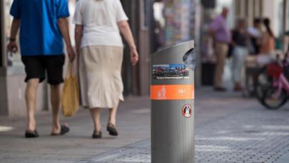 Symbolbild: Marijan Murat/dpa
Sehenswürdigkeiten, Läden, Gastronomie, aber auch Mülleimer, die mit digitalen Signalgebern ausgestattet sind, können eine Smart City ausmachen. Das zeigt hier etwa das Beispiel Reutlingen (Baden-Württemberg), wo das alles über eine entsprechende App läuft.