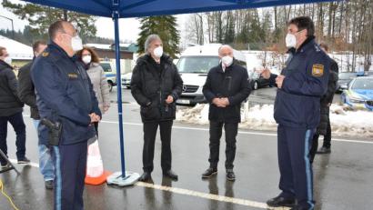 Bild: Regierung der Oberpfalz
Regierungspräsident Axel Bartelt (Mitte) beim Besuch am Grenzübergang Waidhaus