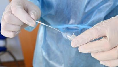 Bild: Peter Kneffel/dpa
Ein Sanitäter bereitet die Probe für einen Corona-Schnelltest vor.