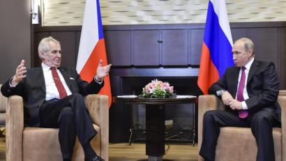 Bild: Vít Šimánek/dpa
Der russische Präsident Wladimir Putin (rechts) und der tschechische Präsident Milos Zeman im November 2017.