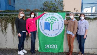 Bild: hmp
Freuen sich über die Auszeichnung der Kümmersbrucker Grundschule (von links): Umweltbeauftragte Daniela Schmitt, Rektorin Eva Hampel, Umweltbeauftragte Andrea Ferazin und Konrektorin Martina Saffert.