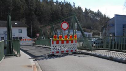 Bild: pop
Die Eiserne Brücke in Schmidmühlen ist wegen ihres maroden Zustands seit Monaten gesperrt. Ab März soll sie nun repariert werden. Langfristig wird der Marktrat jedoch eine "große Lösung" finden müssen.