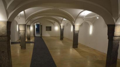 Bild: jr
Blick in das beeindruckende Gewölbe im künftigen Theres-Neumann-Museum. Für Ende Mai/Anfang Juni ist die Fertigstellung geplant. Der Bezirk unterstützt das Projekt finanziell.