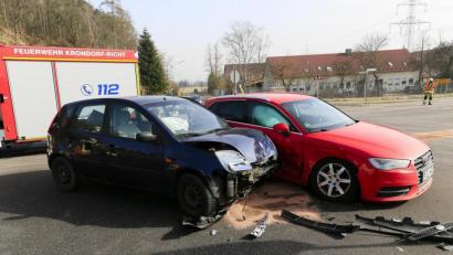 Bild: Hösamer
Der Fahrer des roten Fahrzeugs nahm der Fahrerin des blauen Kleinwagens an der Grünwanldkreuzung die Vorfahrt. Die Frau wurde leicht verletzt.