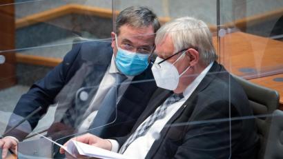 Bild: Federico Gambarini/dpa
Der nordrhein-westfälische Ministerpräsident Armin Laschet (CDU, links), spricht im Plenum des Landtages mit seinem Gesundheitsminister Karl-Josef Laumann (CDU).