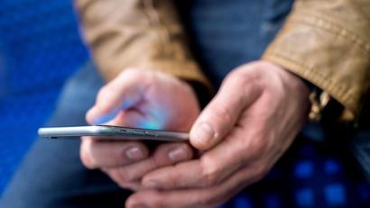 Symbolbild: Hauke-Christian Dittrich/dpa
Betrüger haben das Smartphone immer mehr im Visier.